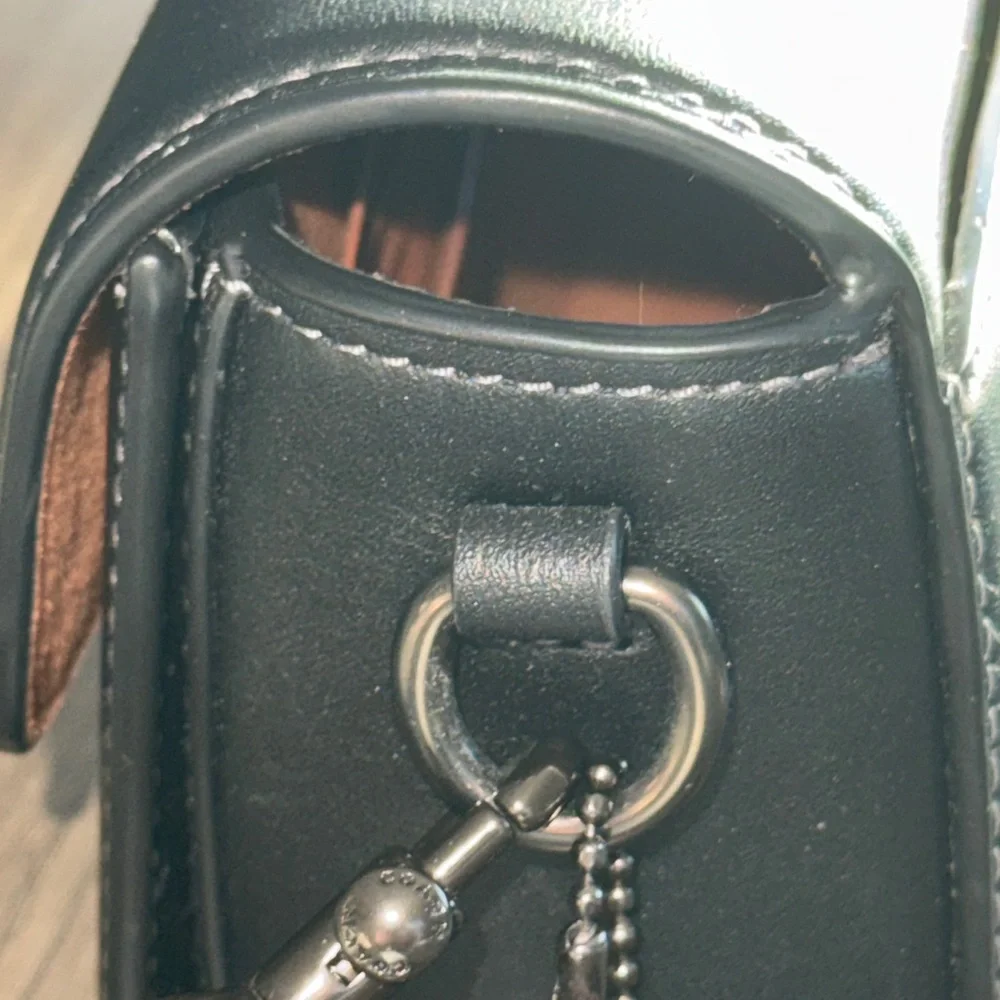 Authentic Coach Black leather shoulder bag BNWT suede interior with key to lock. - Picture 10 of 16
